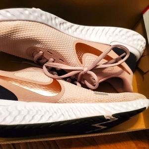 NWOT NIKE Revolution 5